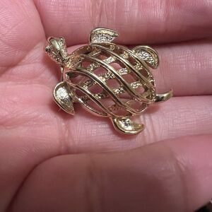 VINTAGE SIGNED GERRY'S GOLD TONE TURTLE PIN 1 1/2" EXCELLENT